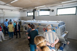 In drei Gruppen wurden die Besucher über die Baustelle geführt. Simone Merkel vom Ingenieurbüro DAR aus Wiesbaden (Mitte) erklärt die Maschine zur Überschussschlammvorentwässerung.