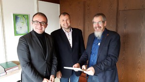 Christian Herfurth, Jens-Peter Vogel und Ulrich Meixner bei der bergabe der Urkunde (v.l.n.r.)